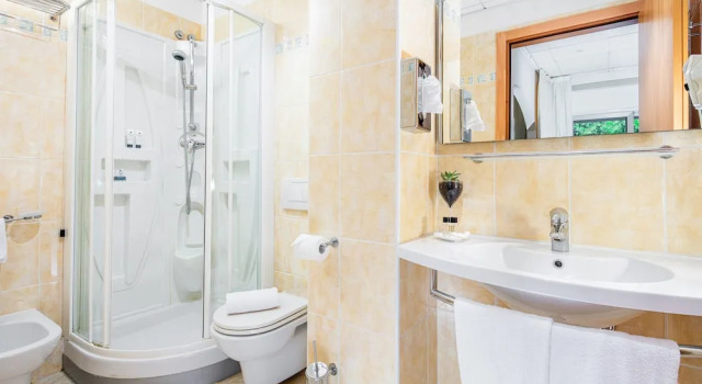 Четырёхместный семейный номер Standard с балконом Hotel Rex