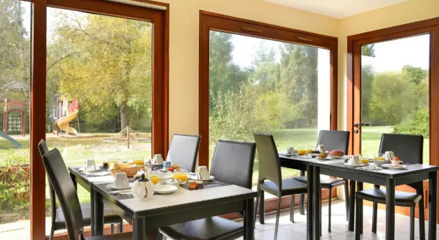 Трёхместный номер Standard Hôtel Restaurant Le Relais De Pouilly