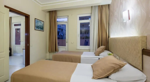 Апартаменты с балконом и с красивым видом из окна May Flower Apart Hotel