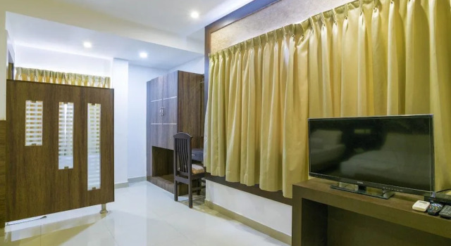 Crescent Inn Navallur