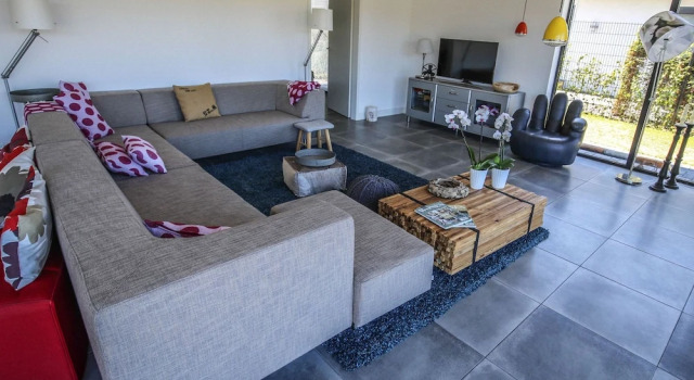 Magnificent waterfront design villa, located near Harderbos, Rezerwuj Boutique Hotel Hotele w Veluwe z parkingiem, Parking