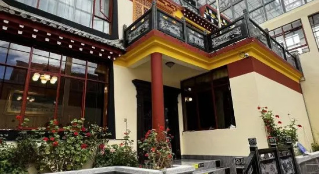 Shangri-La Cangxue Beiyi | See Mountains, Near Wild·Oxygen-Rich Ethnic Stay (Dukezong)