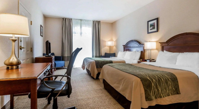 Четырёхместный номер Standard Comfort Inn & Suites South Burlington near University