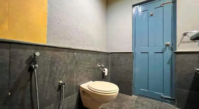 Кровать в общем номере с балконом и с красивым видом из окна The Hosteller Munnar