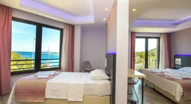 Standard Kolmen hengen huone parvekkeella merinäköala Datca Sapphire Hotel
