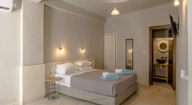 Четырёхместный номер Superior с балконом Areti Hotel