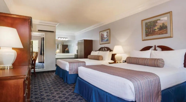 Четырёхместный номер Standard Sands Inn & Suites