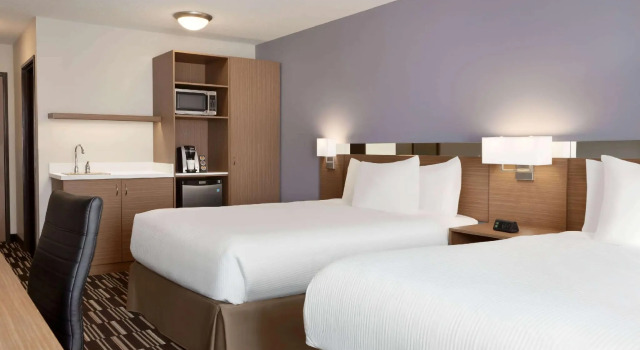 Четырёхместный номер Standard Microtel Inn & Suites by Wyndham Bonnyville