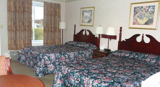 Четырёхместный номер Standard Knights Inn Lenox