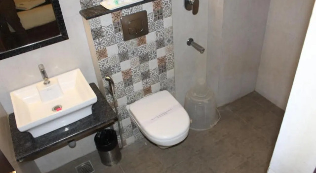 Номер Standard SKY GATE HOTEL Near Apollo MAIN, Women's & Children's US Consulate Sankara Netralaya Goethe Institute PrestigePalladium Shastri Bhavan Senmozhi Poonga Raj Ratnam Stadium TAJ Coromandal India Oil Bhavan Dr Mohan's Diabetics VAC Chennai