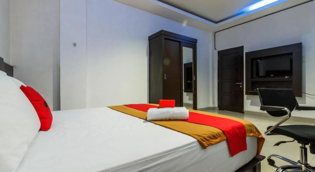 RedDoorz Premium @ Ampera Raya 2, Book Hotel Jakarta Jakarta Province