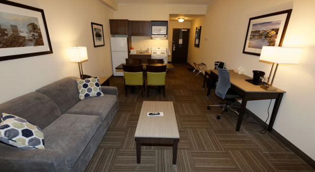 Двухместный полулюкс с балконом Crossroads Inn & Suites