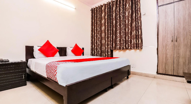 OYO 28126 Charanpahari Hotel, Забронировать Отель Отели Нью-Дели с завтраком, Завтраки