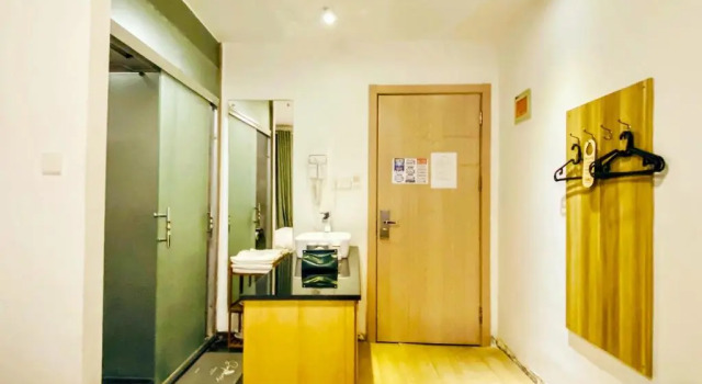 Двухместный номер Standard Hidden Garden Youth Hostel -Oriental Pearl &Lujiazui -Garden Social Area -Bar -Café -Free Laundry Luggage Storage -24H Front Desk -English Service