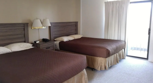 Четырёхместный номер Standard с балконом и с видом на озеро Driftwood Motel