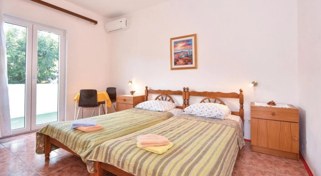 Nice Home in Slatine with Hot Tub, WiFi & 6 Bedrooms