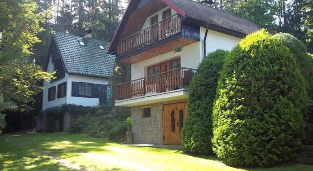 Charming Chalet in Cervená Recice With Fireplace, Rezerwuj Chalet Domki letniskowe w Central Bohemia, Domek