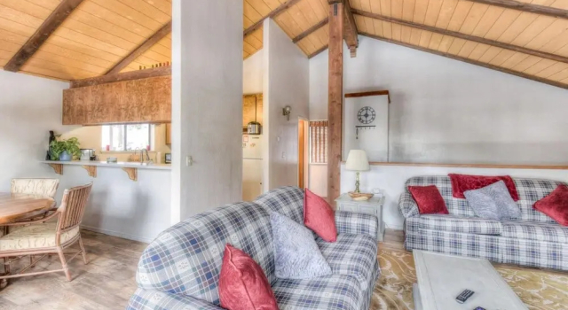 South Lake Tahoe - 3 BR + Loft Chalet - LTA 8091, Забронировать Шале Саут-Лейк-Тахо South Lake Tahoe Area, рядом с Ганбаррел Экспресс