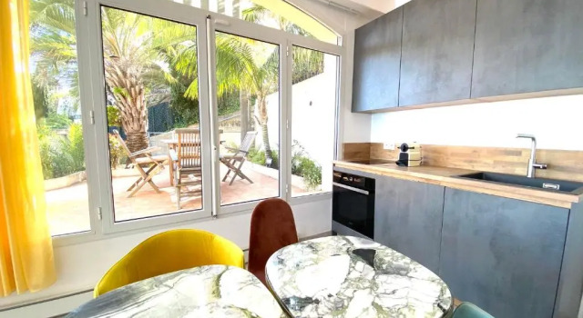 Villa lensoleillée vue panoramique mer, 250m de la plage et du centre ville, Забронировать Вилла Виллы Great Alpine Road, Вилла