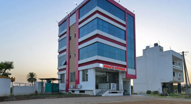 OYO 12961 Neha's Kitchen & Highway Inn, Забронировать Отель Отели штата Раджастхана с парковкой, Парковка