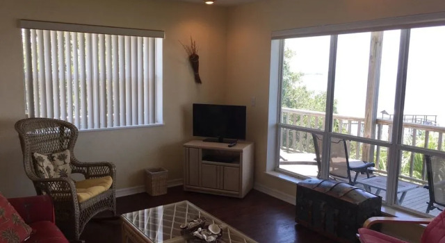 Seahorse Landing by Panhandle Getaways, Book Hotel Hoteller i Cedar Key med parkering, Parkering