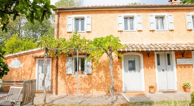 Home set in Olive Grove With Stunning Views, Boek Hotel Hotels in Mondavio met parkeren, Parkeren
