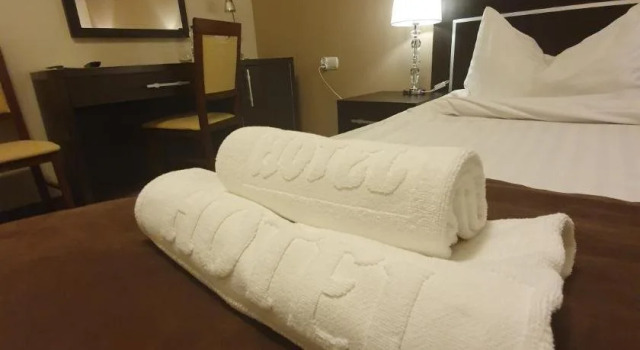 Hotel Pod Dębami, Varaa Hotelli Ostrow Wielkopolski Suur-Puola