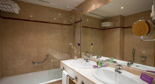 Трёхместный номер Standard Hotel Zentral Ramiro I Oviedo