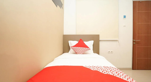 Graha 8 Syariah By OYO Rooms, Book Hotel Hoteller i Bubutan med parkering, Parkering