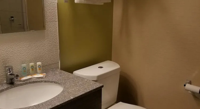 Четырёхместный номер Standard с балконом Quality Inn West Springfield