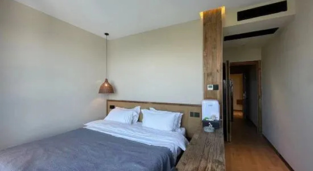 Семейный люкс с балконом и с красивым видом из окна Liyu Designer Hot Spring Homestay (Lushan Scenic Area)
