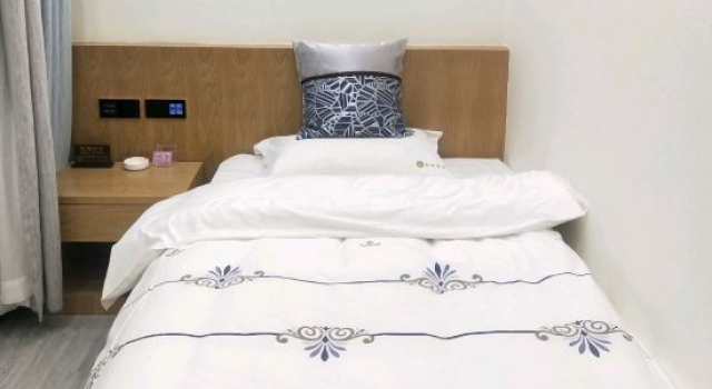 Полулюкс Deluxe Baiyun Hotel (Weishan Ancient City Weishan Station)