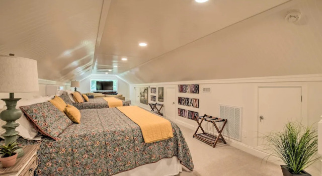 Коттедж с 4 комнатами Butterfly Creek Columbus Estate on 3 Acres!