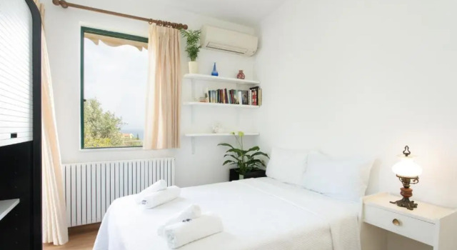 Eleni's House Cozy 2-Bedroom House with Garden, Prenota Hotel Hotel a Peloponneso con parcheggio, Parcheggio