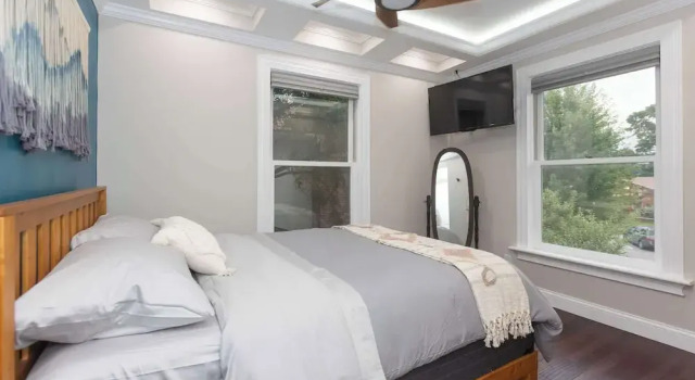 Коттедж 4 BDR Lake Geneva Estate Across From Beach!