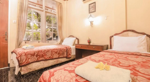 Surf Doggie Inn, Забронировать Отель Отели Куты с парковкой, рядом с Торговый центр Lippo Kuta, Парковка