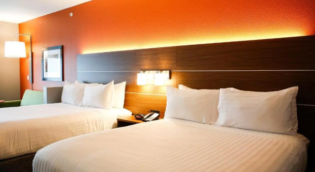 Четырёхместный люкс Holiday Inn Express & Suites Downtown Louisville by IHG
