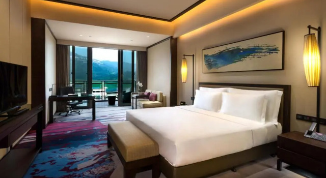 Двухместный номер Premium с балконом и с видом на поле для гольфа Crowne Plaza Chongqing New North Zone by IHG