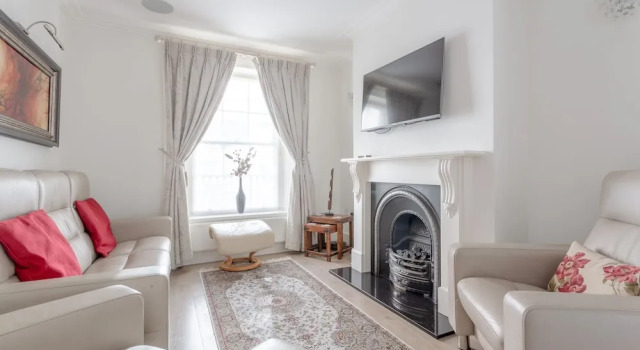 Lovely 4 Bedroom, 3 Storey East London House With Garden