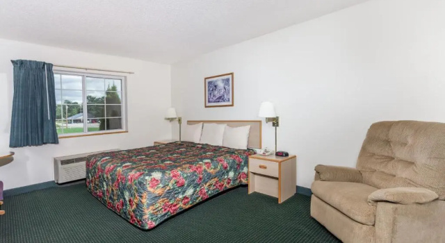 Четырёхместный номер Standard AmericInn by Wyndham Eagle River Downtown
