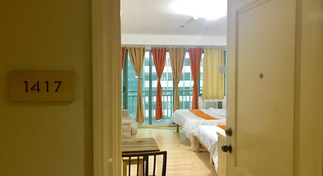 Studio Staycation w/ 2 queen across Shangrila Mall, Rezerwuj Apartament Hotele w National Capital Region z basenem, Basen