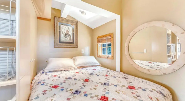 Quaint Carmel - Bungalow Close to Beach