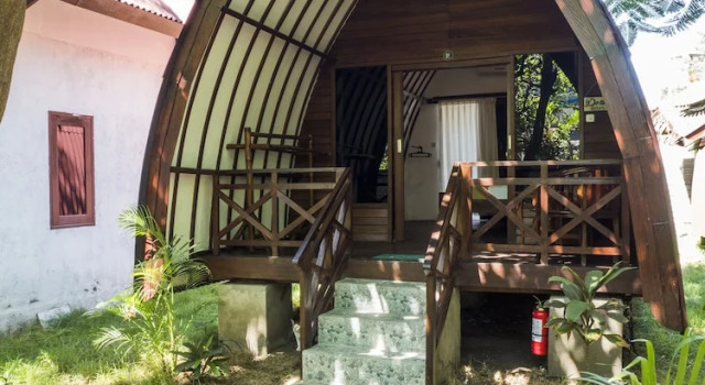 Двухместное бунгало Deluxe рядом с пляжем Gili Turtle Beach Resort