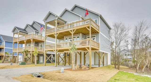Коттедж Surf City Home w/ Outdoor Shower: Walk to Beach!