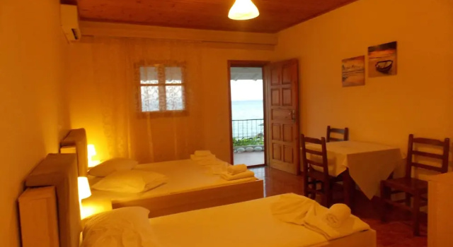 Hotel Riviera Bed and Breakfast, Đặt Khách sạn Himare Vlorë County