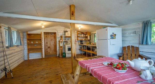 Коттедж с 3 комнатами Fifth Lake Cottages