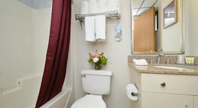 Четырёхместный номер Standard с балконом Atlantic Oceanside Hotel & Conference Center