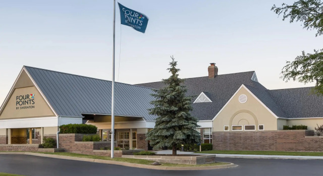 Кровать в общем номере Four Points by Sheraton Buffalo Grove