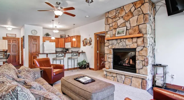 Black Canyon Inn Unit F7 Deluxe, Забронировать Отель Отели Эстес-Парк с парковкой, рядом с Lake Estes 9-Hole Golf Course, Парковка