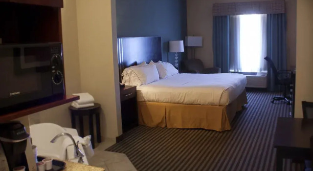 Holiday Inn Express Hotel & Suites Youngstown W - I-80 Niles Area, Book Hotel Austintown Ohio